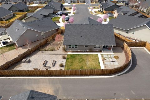 Tiny photo for 450 NE Oak Court, Redmond, OR 97756 (MLS # 220217790)