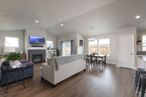 Tiny photo for 450 NE Oak Court, Redmond, OR 97756 (MLS # 220217790)