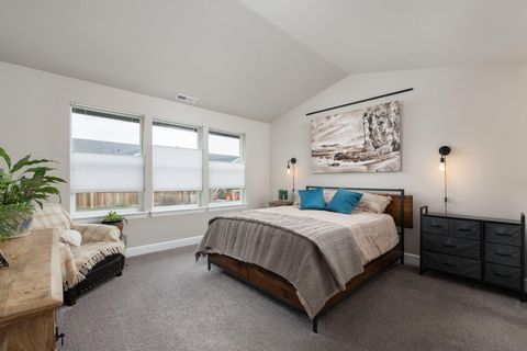 Tiny photo for 450 NE Oak Court, Redmond, OR 97756 (MLS # 220217790)