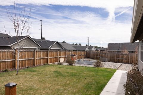 Tiny photo for 450 NE Oak Court, Redmond, OR 97756 (MLS # 220217790)