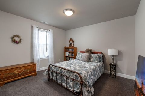 Tiny photo for 450 NE Oak Court, Redmond, OR 97756 (MLS # 220217790)