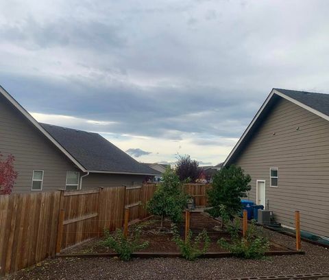 Tiny photo for 450 NE Oak Court, Redmond, OR 97756 (MLS # 220217790)
