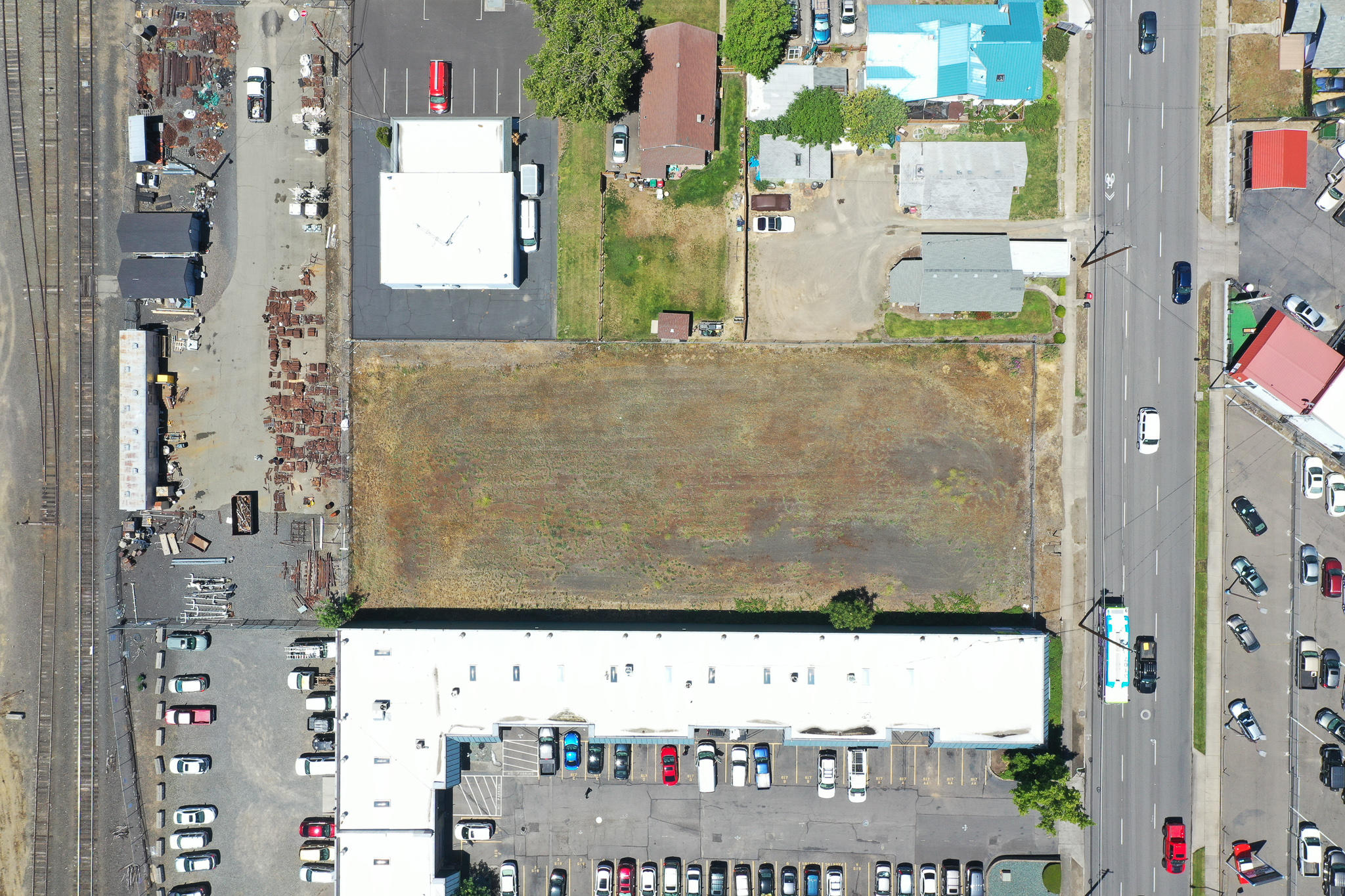 Main image without alt text