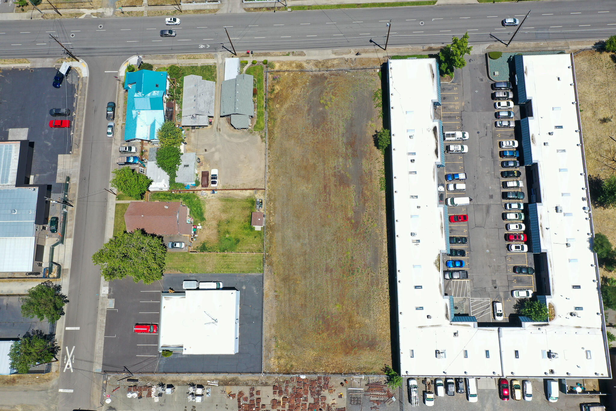 Main image without alt text