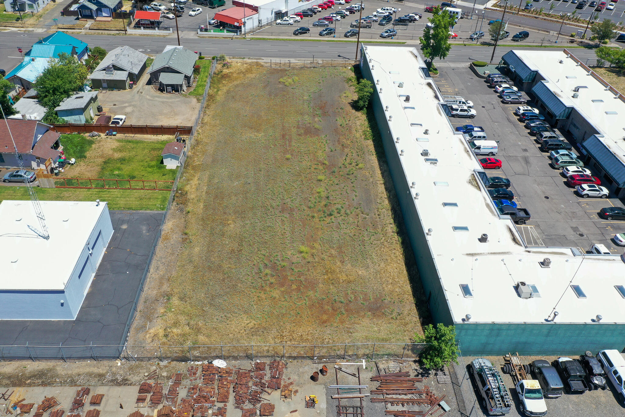 Main image without alt text