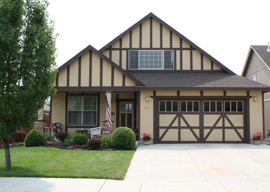 Like new 1 level with 462 sq. ft. Upper Level Bonus Room in Great Redmond location off Highland & 35th! Large Great Room with gas fireplace and plenty of windows! You will love this floor plan with Hardwood floors, Formal Dining, Hickory Shaker cabinets, Granite tile counter with eating bar and nook to large patio! Light and bright Master Suite with soaker tub, walk in, and private shower/toilet. 3 Bedrooms on Main Level, Laundry room and large hall bath. Huge patio & large backyard with southern exposure!