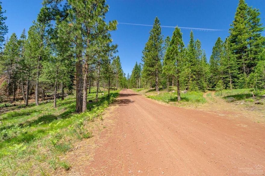 Perfect for outdoor enthusiasts, secluded retreat, only 45 minutes to three world class fishing locations: Deschutes, Metolius, McKenzie & the many lakes that are accessible within a few miles radius. Just mintues away to the Pacific Crest Trail.