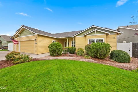 Photo of 959 NE Stoneridge Loop, Prineville, OR 97754 (MLS # 220228780)