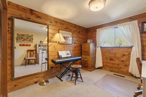 Tiny photo for 421 Sunset Beach Road, Klamath Falls, OR 97601 (MLS # 220217788)