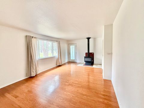 Tiny photo for 21717 Moccasin Lane, Chiloquin, OR 97624 (MLS # 220219867)