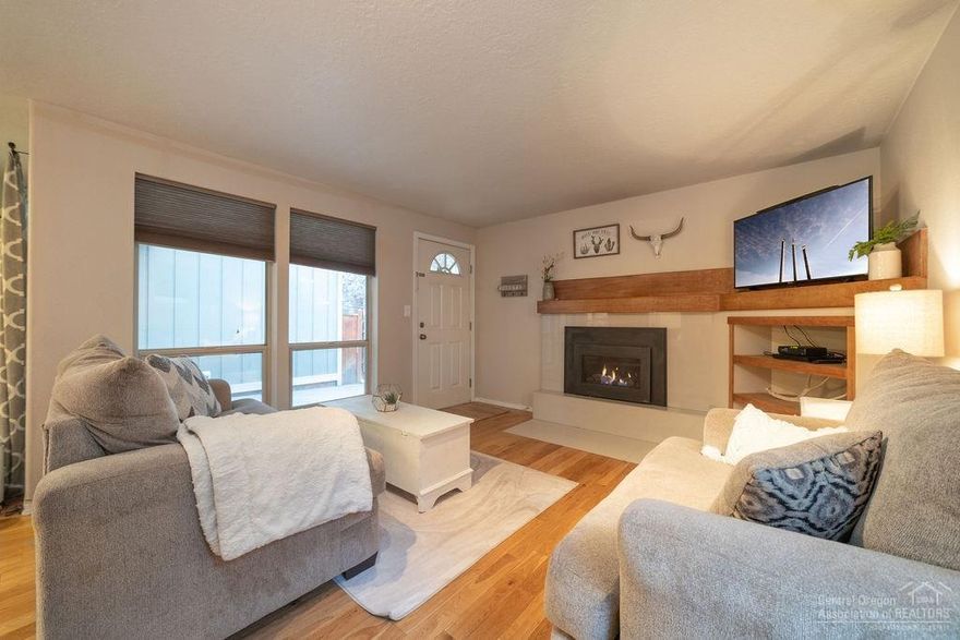 This condo is perfect for first time home buyer. This is in SE Bend. Super close to Bend Golf and Country Club. Updated interiors include, hardwood floors, stainless steel kitchen counter tops and tiles back splash. Gas fireplace with tile surrounding. 2 Bedrooms and updated bathroom upstairs. Storage room access from the fenced in courtyard/patio. You have your own private patio and upper deck area.<br>