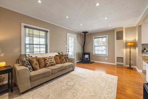 Tiny photo for 1759 Summers Lane, Klamath Falls, OR 97603 (MLS # 220213182)