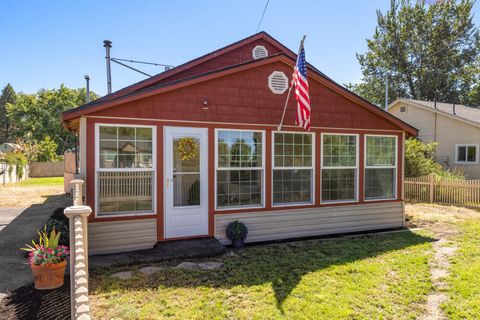 Photo of 1759 Summers Lane, Klamath Falls, OR 97603 (MLS # 220213182)