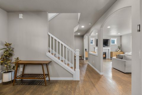 Tiny photo for 1801 NE Shadowcrest Way, Bend, OR 97701 (MLS # 220217633)