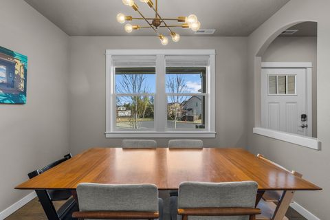 Tiny photo for 1801 NE Shadowcrest Way, Bend, OR 97701 (MLS # 220217633)