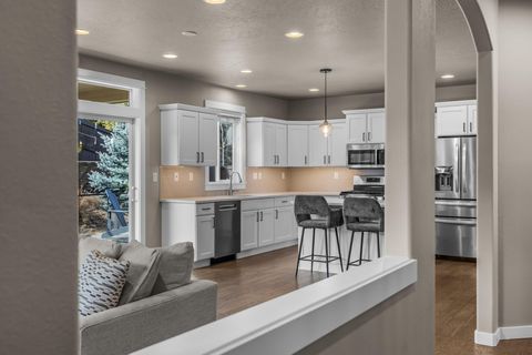 Tiny photo for 1801 NE Shadowcrest Way, Bend, OR 97701 (MLS # 220217633)