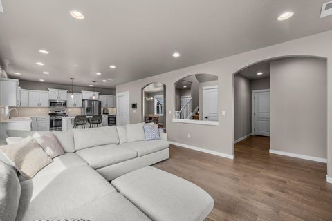 Tiny photo for 1801 NE Shadowcrest Way, Bend, OR 97701 (MLS # 220217633)