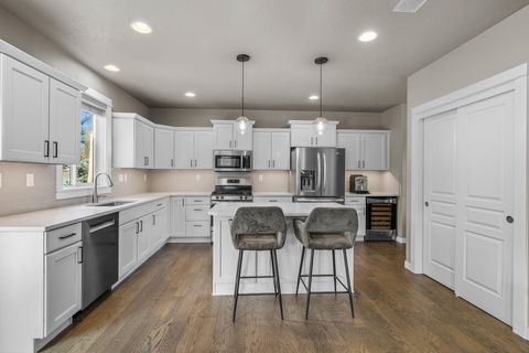 Tiny photo for 1801 NE Shadowcrest Way, Bend, OR 97701 (MLS # 220217633)