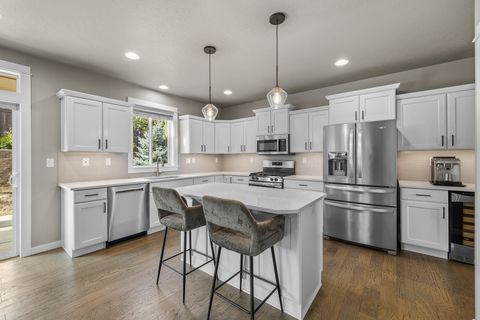 Tiny photo for 1801 NE Shadowcrest Way, Bend, OR 97701 (MLS # 220217633)