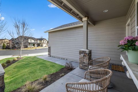 Tiny photo for 1801 NE Shadowcrest Way, Bend, OR 97701 (MLS # 220217633)