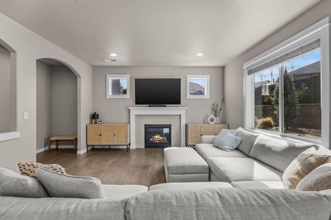 Tiny photo for 1801 NE Shadowcrest Way, Bend, OR 97701 (MLS # 220217633)