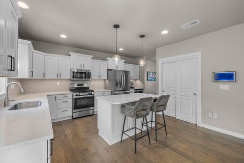 Tiny photo for 1801 NE Shadowcrest Way, Bend, OR 97701 (MLS # 220217633)