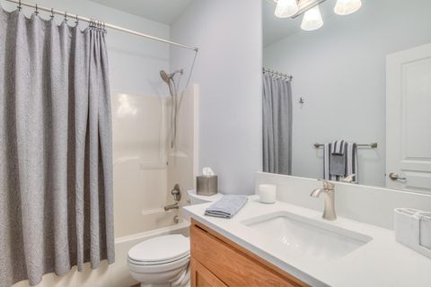 Tiny photo for 10737 Village Loop, Redmond, OR 97756 (MLS # 220221711)