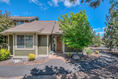 Photo of 10737 Village Loop, Redmond, OR 97756 (MLS # 220221711)