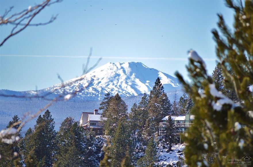 Large 1.12 acre lot in desirable Hillside Park. Panoramic views from Mt Bachelor to Pilot Butte and beyond with sparkling city views below. Estate lot with generous building envelope. Easy access to all that is Bend.