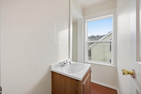 Tiny photo for 606 SW 2nd Street, Pendleton, OR 97801 (MLS # 220214044)