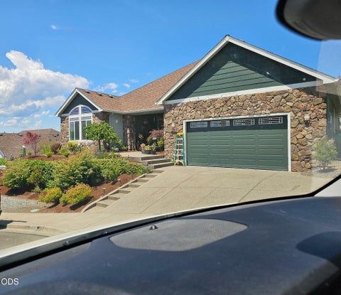 Photo of 224 Landau Lane, Grants Pass, OR 97527 (MLS # 220229795)