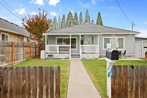 Photo of 833 Hazel Street, Central Point, OR 97502 (MLS # 220211290)