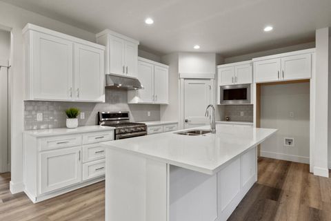 Tiny photo for 1205 Vine Maple Drive, Klamath Falls, OR 97601 (MLS # 220215651)