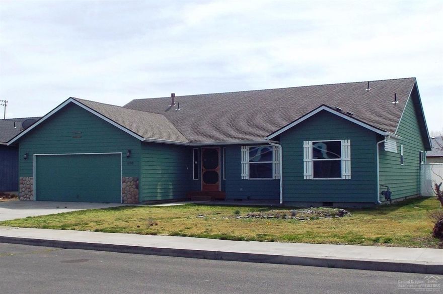 Single-level-stone-trimmed situated on level fenced lot, lovely area. Welcoming front patio & gracious entry for guests. Large great-room style vaulted living-kitchen-dining area. Kitchen boasts breakfast bar, pantry, access to back deck for BBQ. Nice separation of bedrooms, master suite features large walk-in closet, adjacent built-in office area. Sunny southern family room (or 4th bdrm) w/French doors has been added. Over-sized garage via separate utility room includes shop area w/sink & man door.