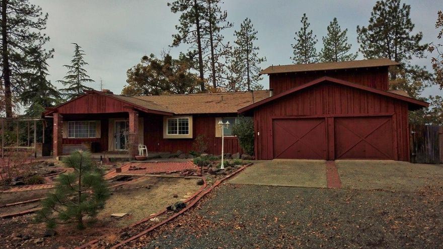 Its a good day when you get to drive home to a 2808 sqft 3 bedroom 3 bath. Shabby Chic style charming home, just a few miles from Eagle point. Home has two living rooms and a formal Dining room! Enjoy your morning coffee from every part of your home with no houses in site and a beautiful view of the valley. This gem is perched up on a knoll with a Strong 8 GPM Well. It's easy to watch the clouds roll by. Great horse or Cattle property with a 80x30est hay barn or... Lots of room to ride your horses or ATV''s, on this very gentle sloping 35 plus EFU Acers. Property has large fenced areas with so much potential!