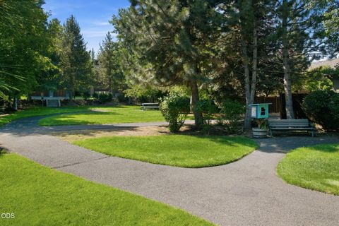 Tiny photo for 19350 SW Laurelhurst Way, Bend, OR 97702 (MLS # 220225813)