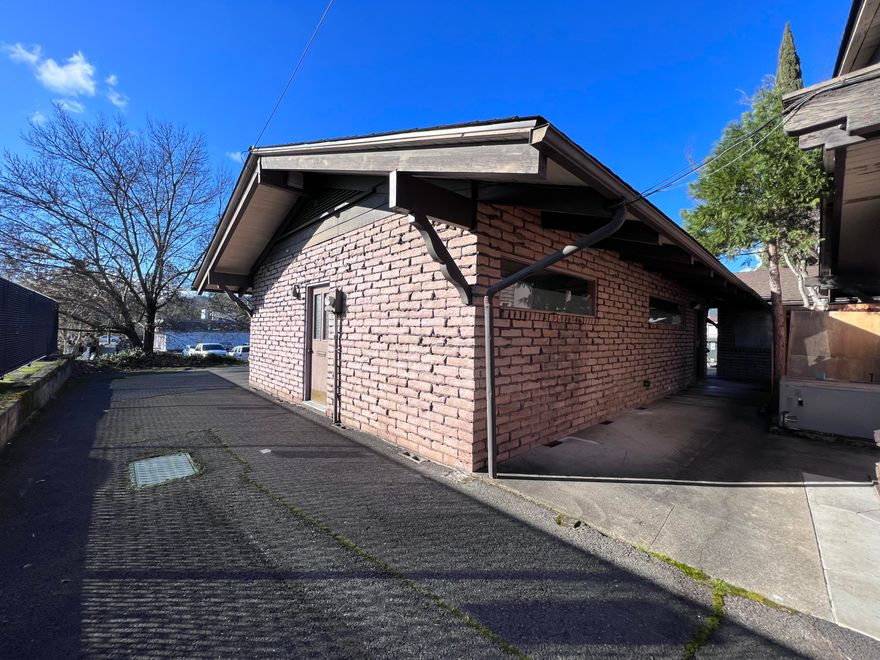 Commercial building for lease in a prime location on NE 7th St.  Building #C has 4 private offices, a reception area, 1 private restroom, and a kitchenette area.  There are two rooms have cabinets with a sink.  Convenient location, ideal for professional office, medical, wellness, counseling business, CPA or legal.  Monthly rent includes garbage, and common area maintenance. 
Tenant pays all other utilities, insurance, and building maintenance.