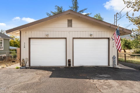 Photo of 118 Nevada Street, Klamath Falls, OR 97601 (MLS # 220228917)