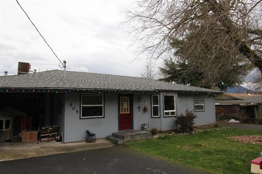 Great opportunity in Grants Pass! Large detached garage with space for a workshop. Family room with stove, spacious living room and eat in kitchen! Large deck in the rear perfect for entertaining!!