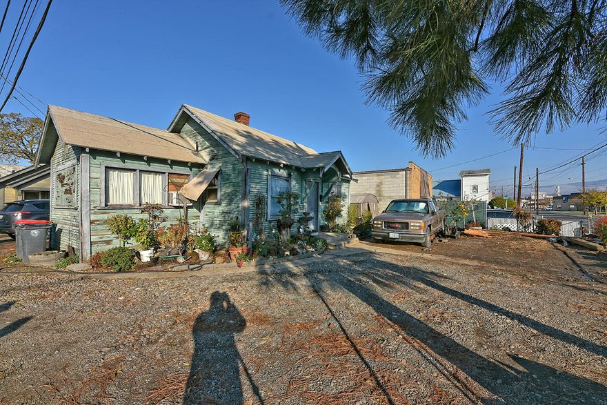 Great investment opportunity! Two cottage/ bungalow style homes on one lot. Front home is currently rented at $515 monthly but not in perfect shape. Back unit has been remodeled and is a 1 bed 1 bath 506 sq ft little home with a partially fenced in yard. Seller also has neighboring commercial lot 200 W Jackson & Vacant land lot also listed for sale and open to selling all as a whole for the right price. Don't miss out on this investment, it won't last long. Contact Co-Listing agent for additional info on neighboring commercial lot.