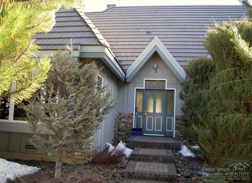 TH# 05 - D -- 10% Deeded ownership in this large beautifully decorated and furnished townhome. StoneRidge has a clubhouse with a pool, workout room, Jacuzzi/hot tub, steam room and sauna. Tennis courts and bikes available. A professional management team is onsite to assist with any needs owners may have. This home is a rental option home and you can exchange weeks through RCI. Home was beautifully refurbished in the Spring of 2008. Very Nice.