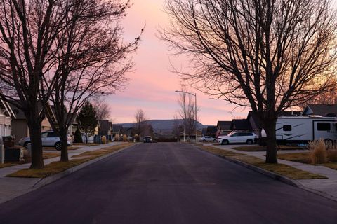 Photo of 909 NE Stoneridge Loop, Prineville, OR 97754 (MLS # 220215606)