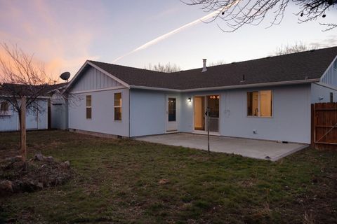 Tiny photo for 909 NE Stoneridge Loop, Prineville, OR 97754 (MLS # 220215606)