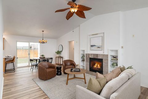 Tiny photo for 909 NE Stoneridge Loop, Prineville, OR 97754 (MLS # 220215606)