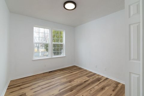 Tiny photo for 909 NE Stoneridge Loop, Prineville, OR 97754 (MLS # 220215606)