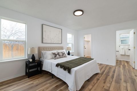 Tiny photo for 909 NE Stoneridge Loop, Prineville, OR 97754 (MLS # 220215606)