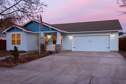 Tiny photo for 909 NE Stoneridge Loop, Prineville, OR 97754 (MLS # 220215606)