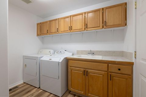 Tiny photo for 909 NE Stoneridge Loop, Prineville, OR 97754 (MLS # 220215606)