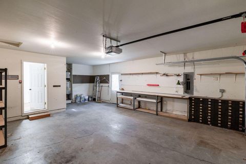 Tiny photo for 909 NE Stoneridge Loop, Prineville, OR 97754 (MLS # 220215606)