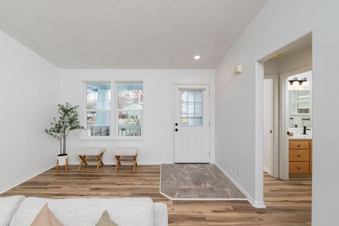 Tiny photo for 909 NE Stoneridge Loop, Prineville, OR 97754 (MLS # 220215606)